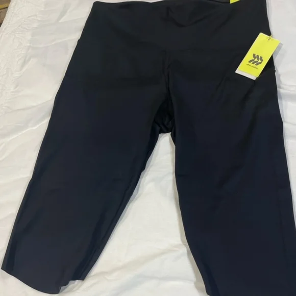 2/$25 All In Motion Ultra High Rise Capri Legging - Picture 4 of 7